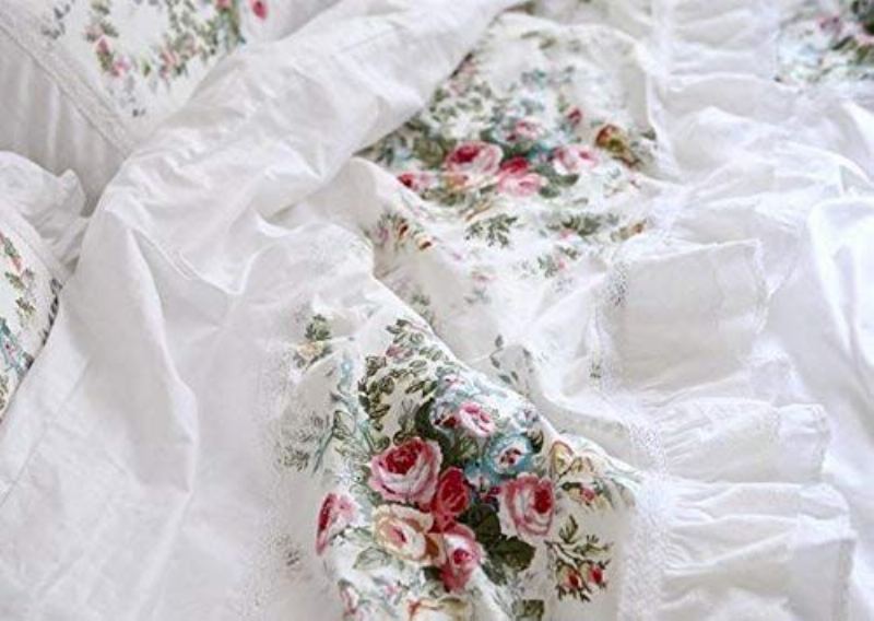 Elegantní A Ošuntělý Vintage Růže Květinová Bílá Povlak Na Přikrývku Ložní Sukně Krásný Krajkový A Volánový Styl Vynikající Řemeslo 100% Bavlna Hypoalergenní 4 Kusy